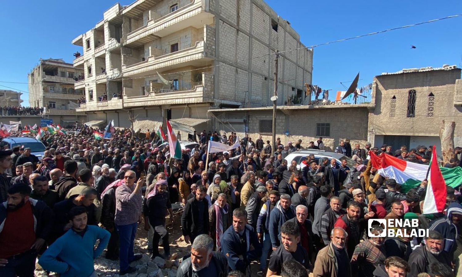 مظاهرة خلال تشييع أربعة مدنيين من الكرد قُتلوا خلال الاحتفال بعيد "نوروز" في مدينة جنديرس بريف حلب الشمالي- 21 من آذار 2023 (عنب بلدي/ أمير خربوطلي)