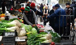 سوريون يتسوقون الخضراوات من أحد أسواق دمشق- 4 كانون الأول 2023( وكالة شينخوا الصينية/عمار سفرجلاني)