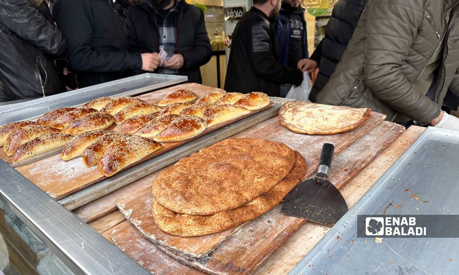شاب يبيع الخبز الرمضاني (المعروك) والمشروبات أمام أحد المطاعم السورية في اسطنبول- 23 من آذار 2023 (عنب بلدي)