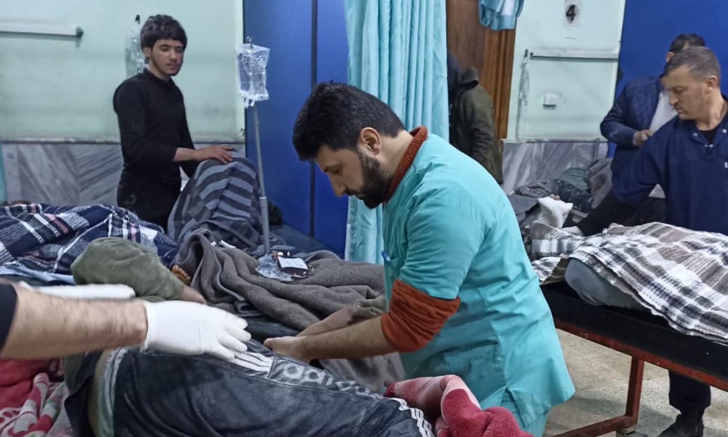 تقديم إسعافات أولية لمصابين طالتهم أضرار الزلزال في الشمال السوري- 6 من شباط 2023 (سامز/ فيس بوك)