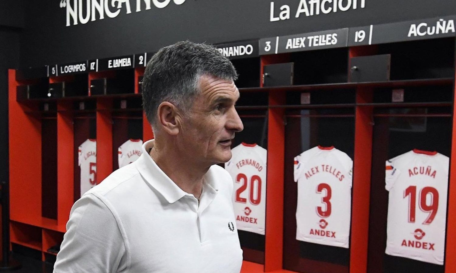 المدرب الأرجنتيني خوسيه لويس مينديلبار في غرفة ملابس نادي إشبيلية الإسباني- 21 من آذار 2023 (Sevilla FC)