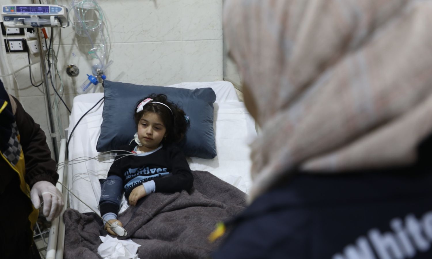 الطفلة شام في مستشفى في إدلب بعد إنقاذها من تحت الأنقاض في بلدة أرمناز بريف إدلب إثر زلزال ضرب المنطقة- 7 من شباط 2023 (الدفاع المدني السوري/ فيس بوك)