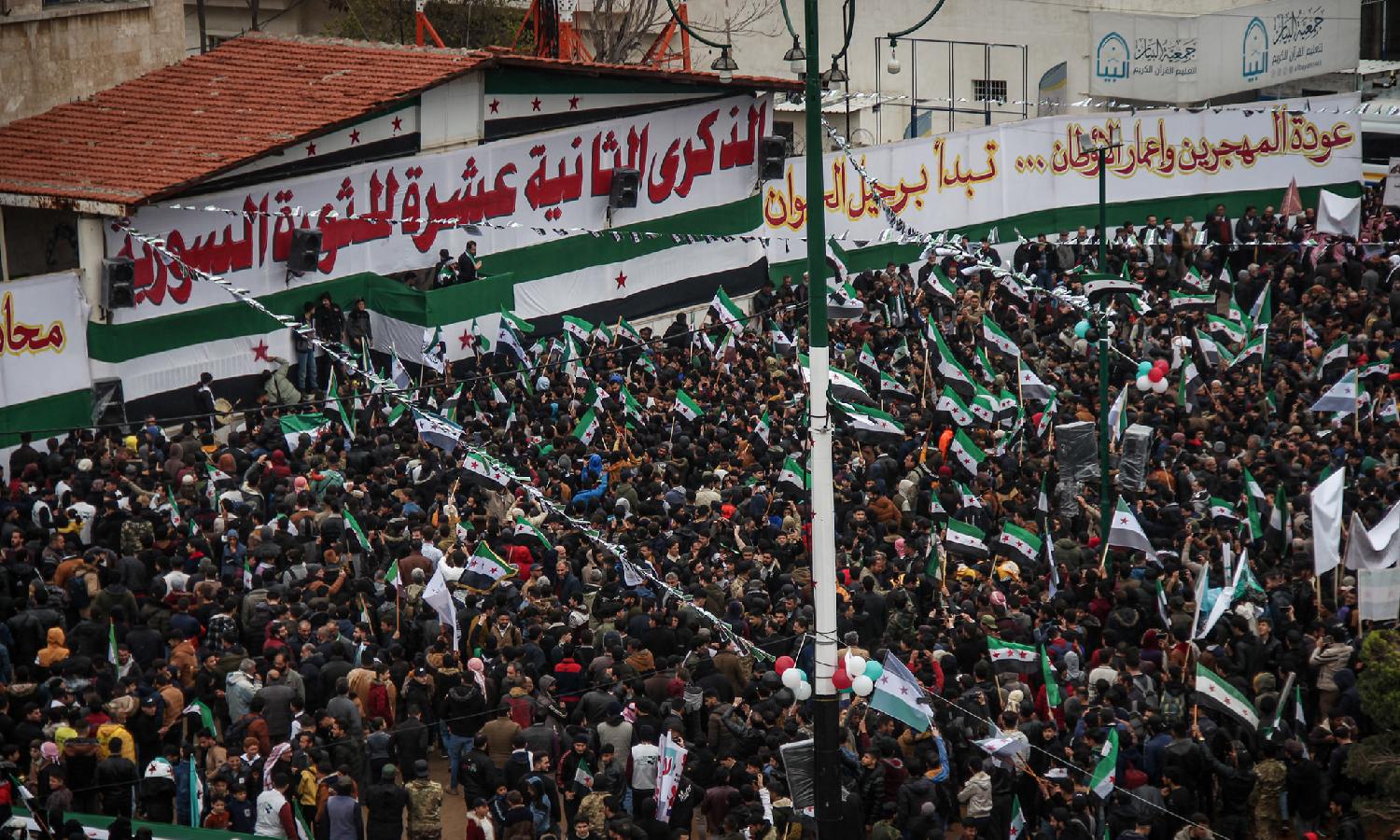 مظاهرة في مدينة إدلب لإحياء الذكرى الـ12 للثورة السورية- 15 من آذار 2023 ( Mohamad Kazmooz/ فيس بوك)