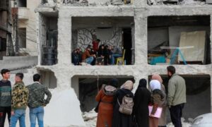 ناجون من الزلزال السوري يحتمون في منازل متهدمة في حلب-22 من شباط 2023 (AFP)
