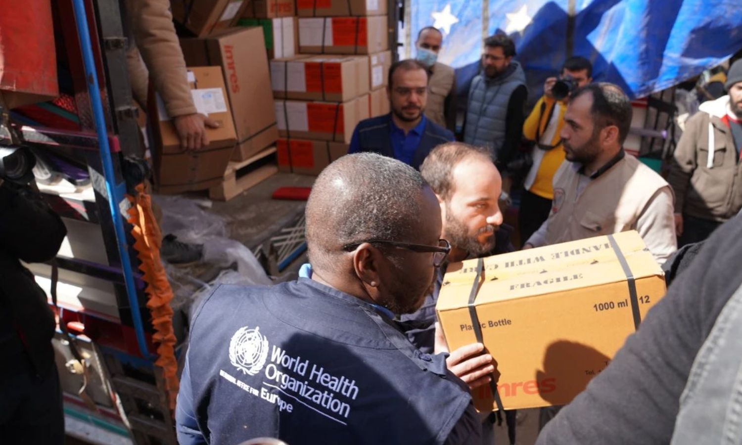 توزيع مساعدات صحية عبر الحدود مقدمة من منظمة الصحة العالمية إلى مستشفى "الرفاه" في مدينة جنديرس شمال غربي سوريا- 18 شباط 2023 (OCHA)

