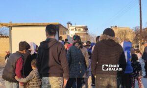 مدنيون ينتظرون قرب منفذ بيع الخبز (براكية) في أحد أحياء مدينة القامشلي- ٢٠ من شباط 2023 (عنب بلدي/ مجد السالم)
