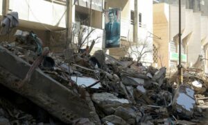 دمار مبنى جراء الزلزال في جبلة بريف اللاذقية - 9 شباط 2023 (رويترز)
