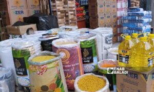 مواد غذائية معروضة أمام أحد المحال التجارية في مدينة القامشلي- 22 من آذار 2023 (عنب بلدي/ مجد السالم)
