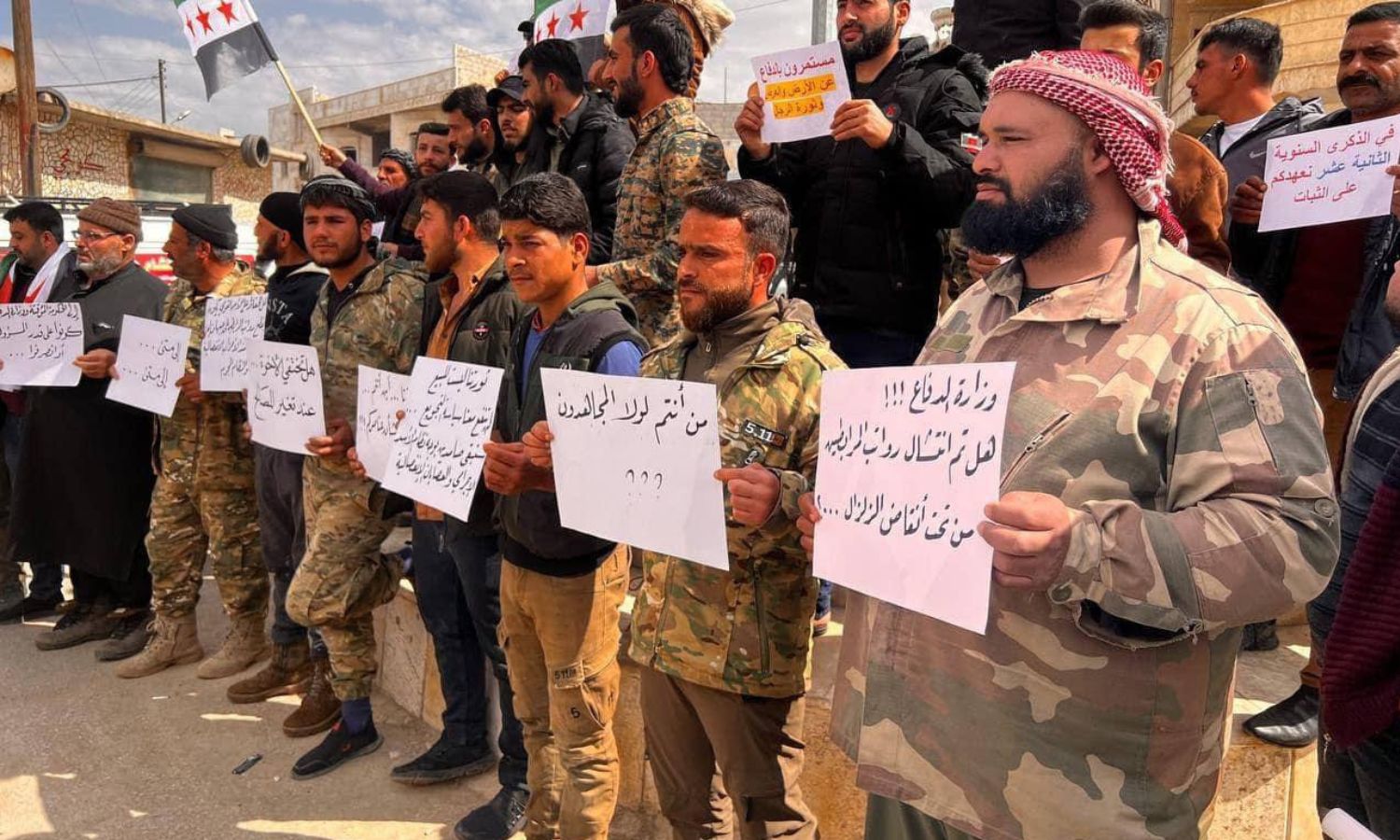وقفة احتجاجية في مدينة مارع بريف حلب الشمالي تنديدًا بتأخير تسليم رواتب عناصر "الجيش الوطني السوري- 13 من آذار 2023 (متداول شبكات محلية)