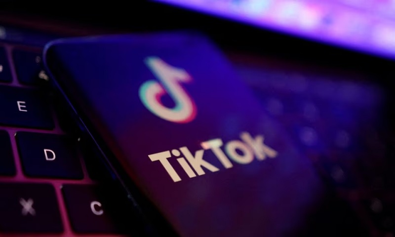 شعار تطبيق "تيك توك" على هاتف ذكي (رويترز)