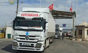 شاحنة مساعدات من الأمم المتحدة لمتضرري الزلزال في الشمال السوري تدخل عبر معبر 