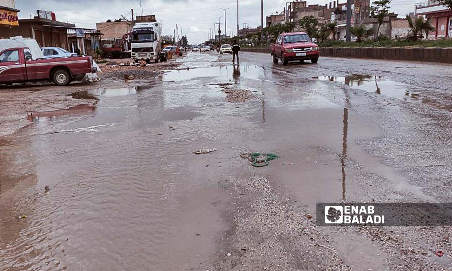 تشيكل مياه جارية في شوارع القامشلي 12 من نيسان 2023 (عنب بلدي/ مجد السالم)