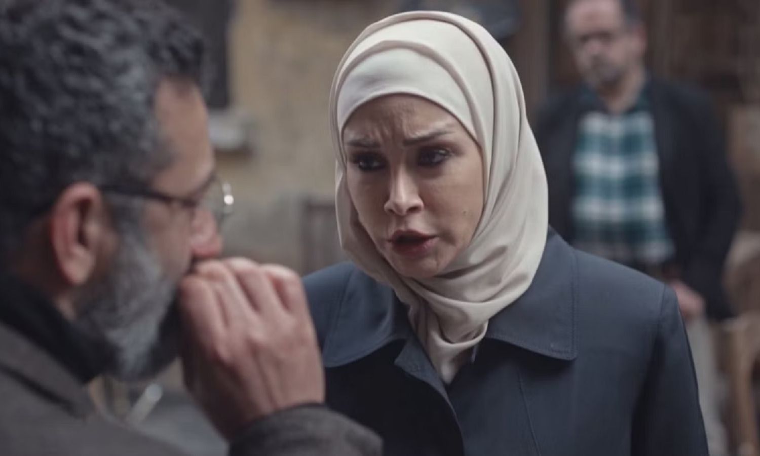 مريم تتحدث إلى عزيز في أحد مشاهد مسلسل "النار بالنار"