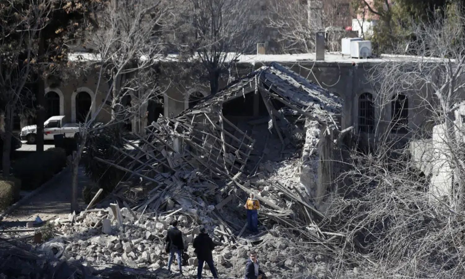 ركام في حي سكني وسط العاصمة السوري دمشق بعد استهداف إسرائيلي- 19 من شباط 2023 (AP)