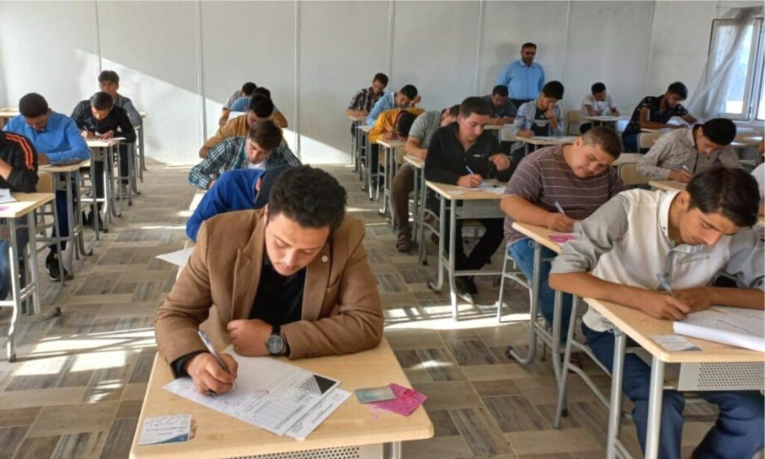 طلاب في أثناء تقديم امتحان الشهادة الثانوية في ريف حلب- 19 من حزيران 2022 (وزارة التربية/ فيس بوك)