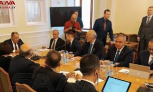 نائب وزير الخارجية السوري أيمن سوسان على يسار وزير الخارجية الروسي سيرجي لافروف خلال اللقاء الرباعي في موسكو- 4 من نيسان 2023 (سانا)
