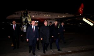 وزير الدفاع التركي خلوصي أكار ومدير الاستخبارات التركية هاكان فيدان بعد وصولهما إلى موسكو للمشاركة في 
