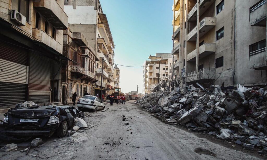 ركام في شوارع اللاذقية جراء الزلزال- 8 من نيسان 2023 (الهلال الأحمر السوري/ فيس بوك)