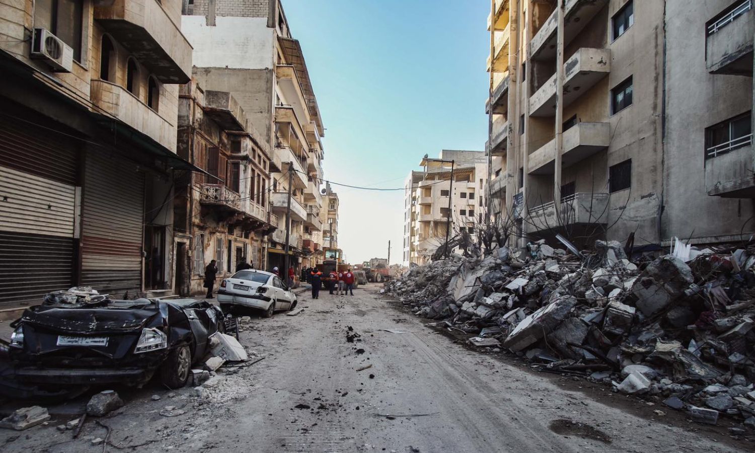 ركام في شوارع اللاذقية جراء الزلزال- 8 من نيسان 2023 (الهلال الأحمر السوري/ فيس بوك)