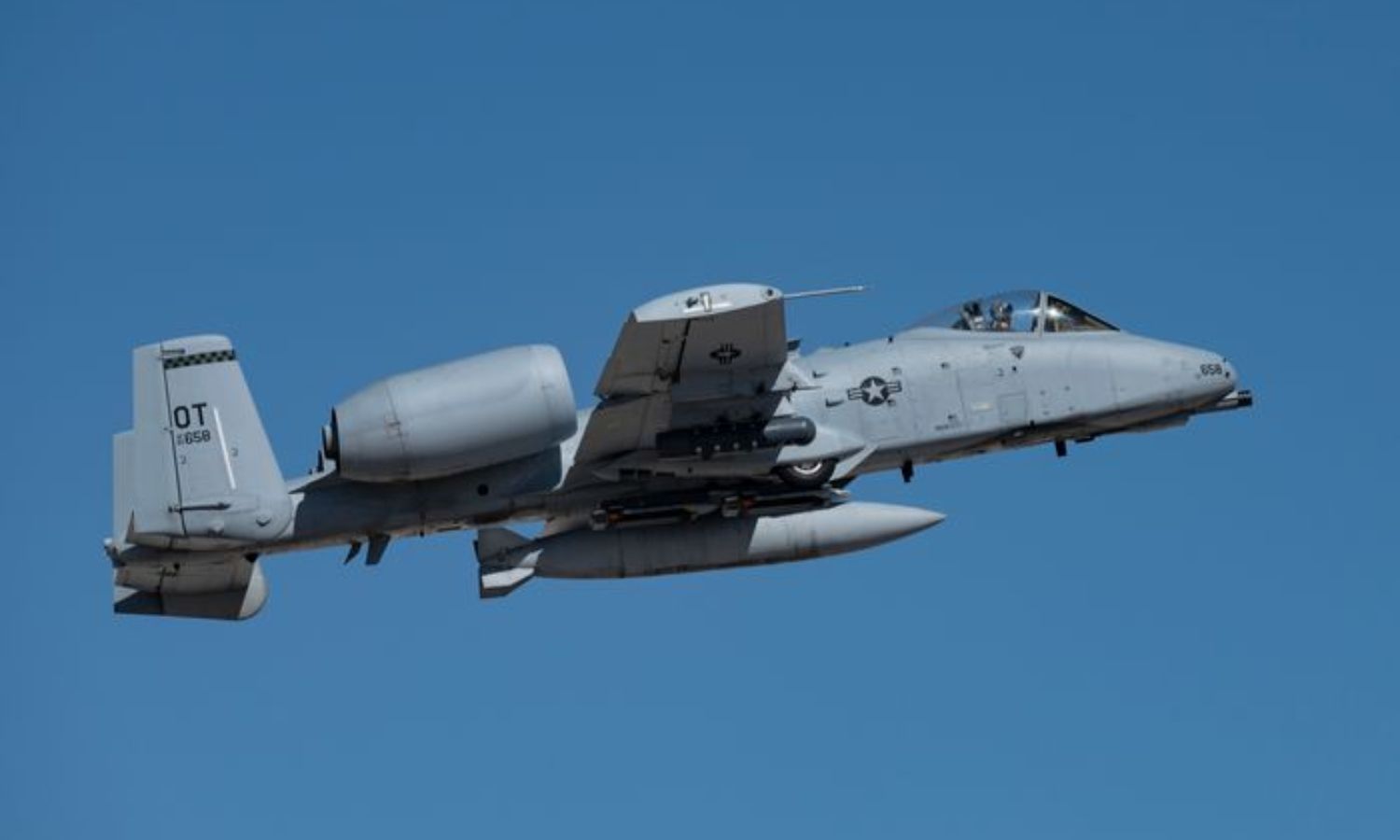 طائرة من طراز "A-10 Warthogs" تقلع في مهمة اختبارية في قاعدة نيليس الجوية (وول ستريت جورنال)