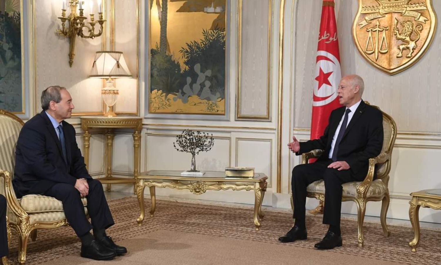 الرئيس التونسي قيس سعيّد يستقبل وزير الخارجية السوري فيصل المقداد- 18 من نيسان 2023 (الرئاسة التونسية/ تويتر)