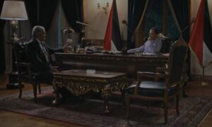 الرئيس فرات يستمع إلى مدير المخابرات العامة حيدر في أحد مشاهد مسلسل "ابتسم أيها الجنرال"