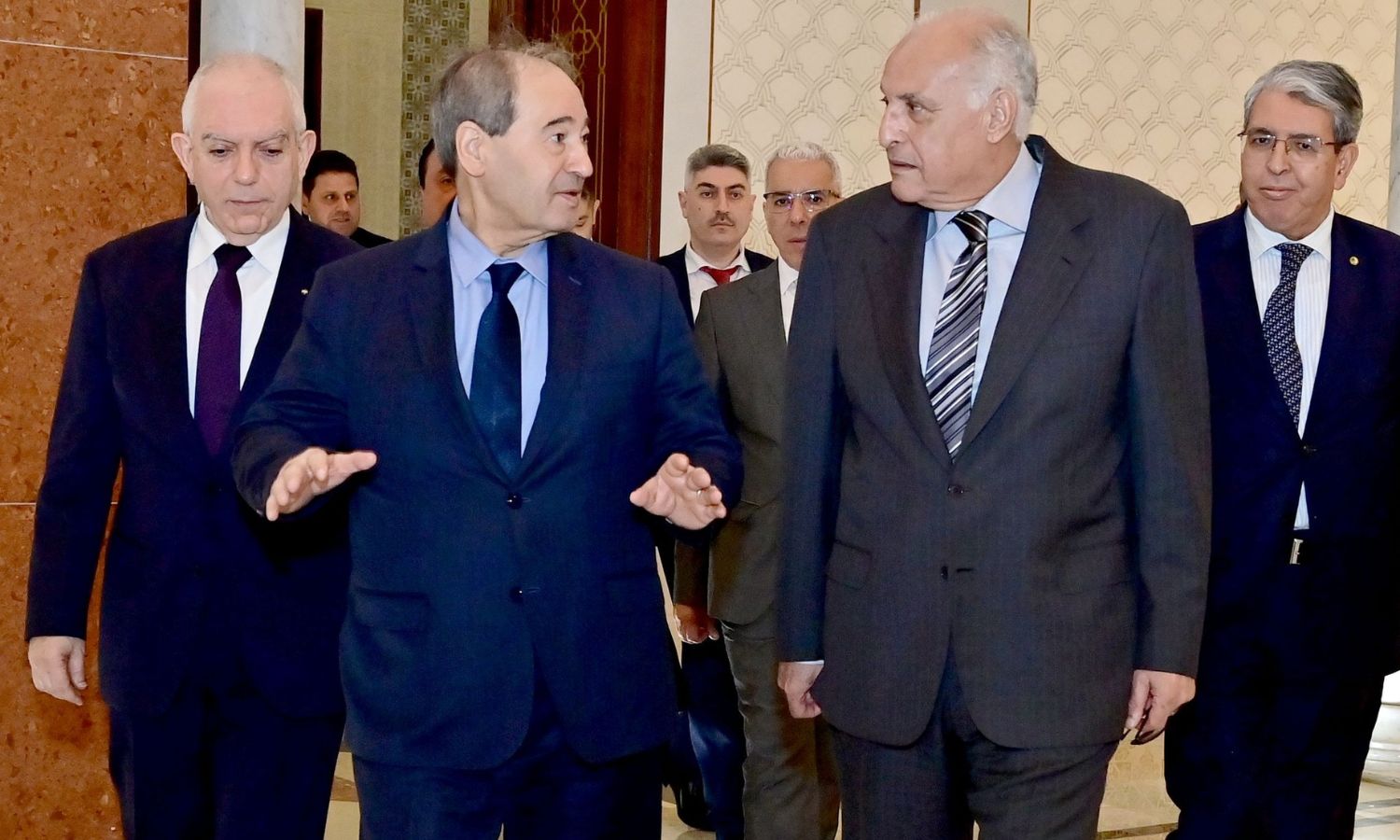 وزير الخارجية الجزائري أحمد عطاف يستقبل وزير الخارجية السوري فيصل المقداد- 15 من نيسان 2023 (الخارجية الجزائرية/ تويتر)