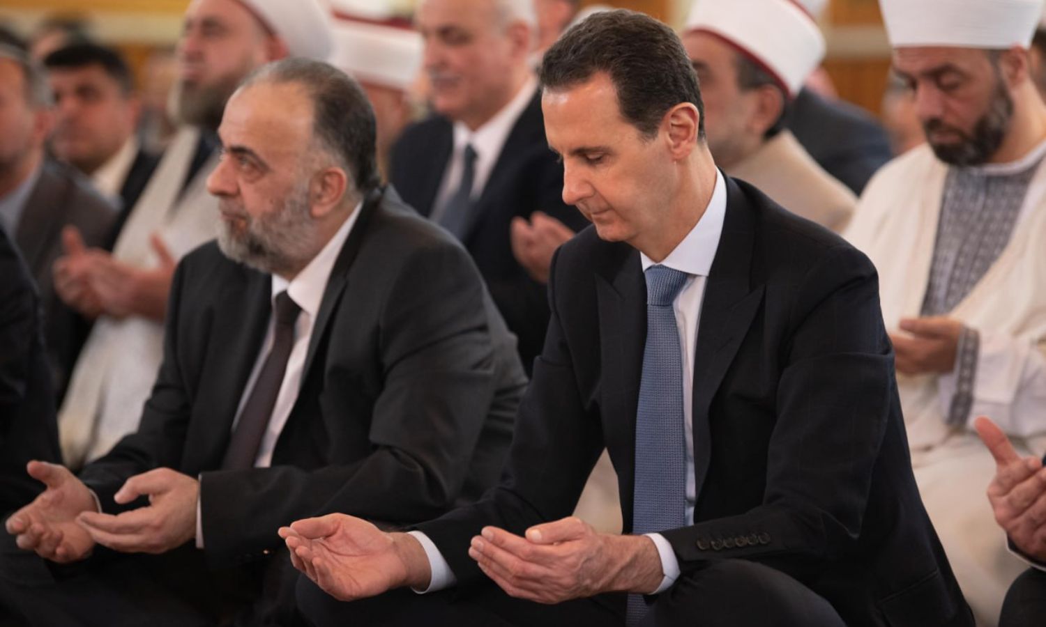 الأسد غلى جانب وزير الأوقاف في صلاة العيد- 21 من نيسان 2023 (رئاسة الجمهورية/ تلجرام)
