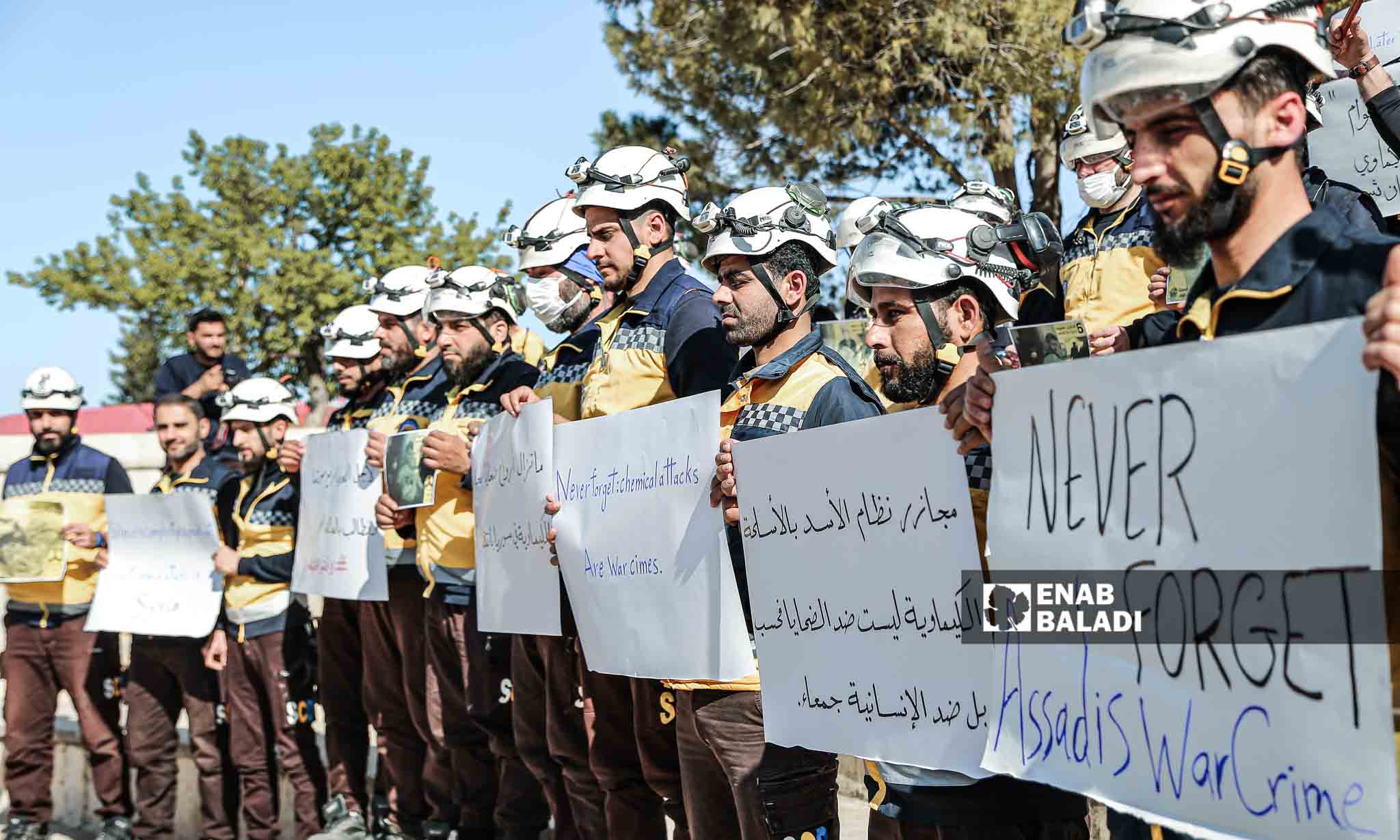 "الخوذ البيضاء" تحيي الذكرى السادسة لمجزرة الكيماوي في مدينة خان شيخون بريف إدلب - 4 نيسان 2023 (عنب بلدي/ أنس الخولي)