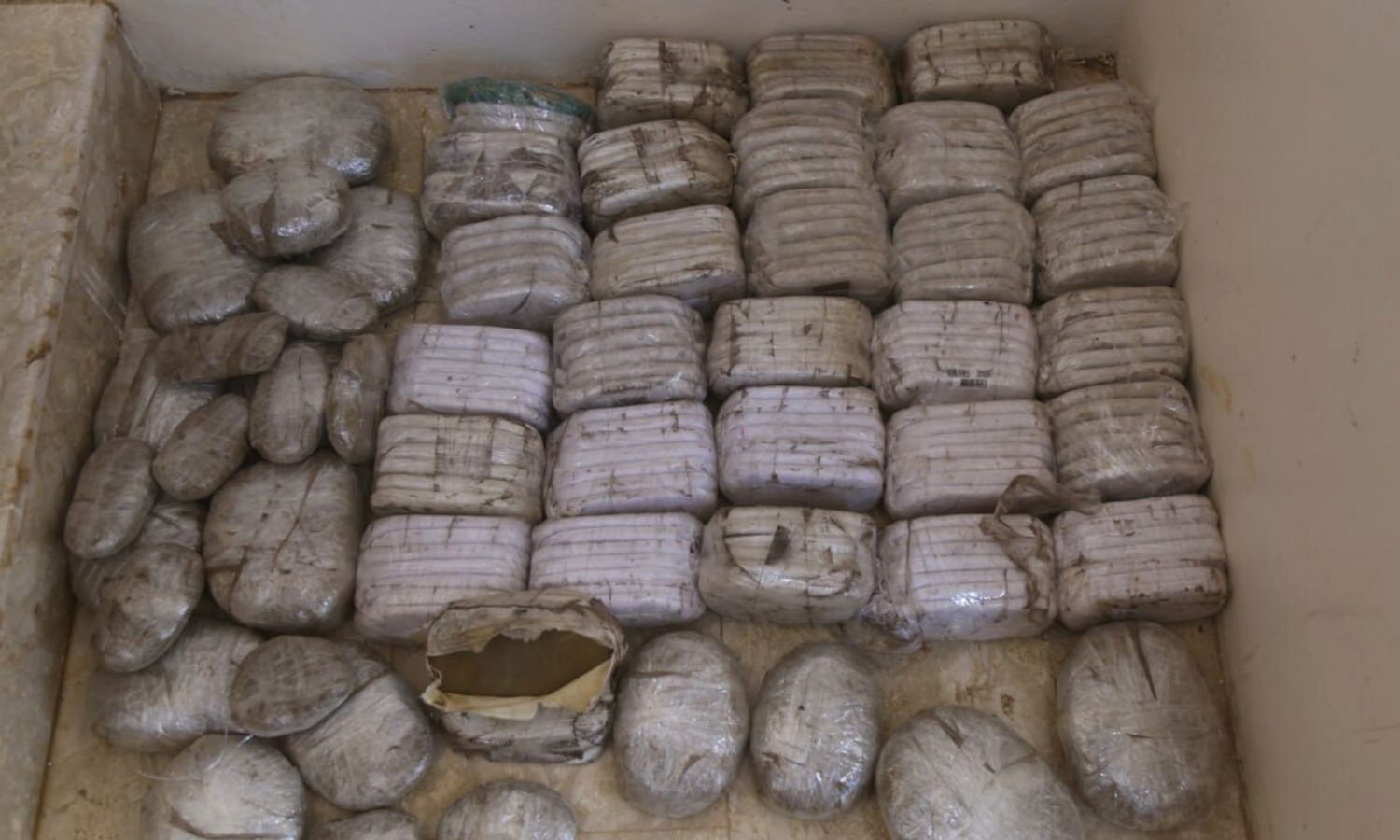 كميات من مادة "الحشيش المخدر" صادرها "جهاز الأمن العام" في إدلب_ 13 من نيسان 2023 (جهاز الأمن العام /فيس بوك)