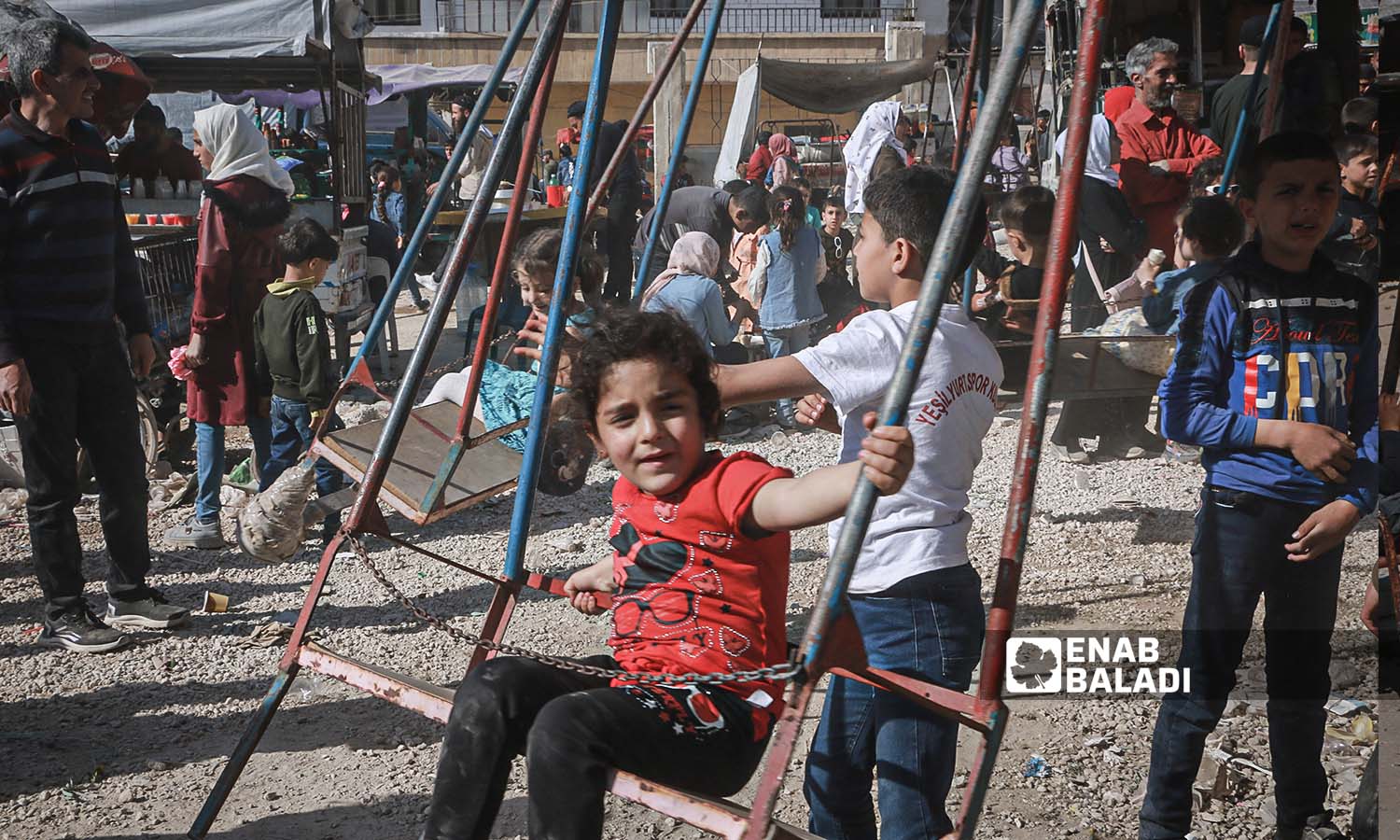 الأطفال يحتفلون بعيد  الفطر في مدينة إدلب - 23 من نيسان 2023 (عنب بلدي/ أنس الخولي)