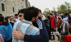 سوريون يتبادلون التهنئة بمناسبة عيد الفطر في مسجد الفاتح بمدينة- 21 نيسان 2023 (عنب بلدي- يوسف حمّص)اسطنبول