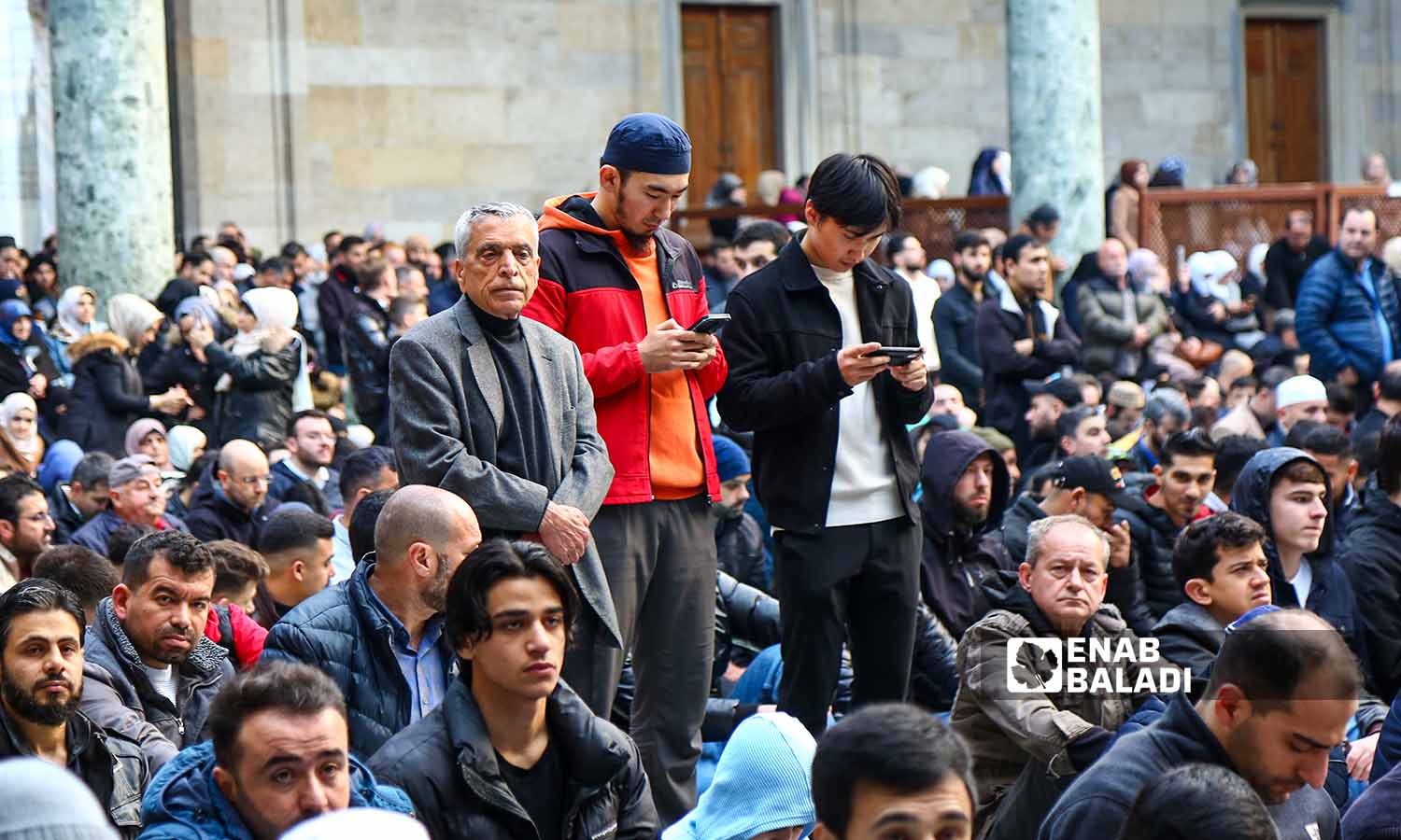 مصلون  يؤدون صلاة عيد الفطر في مسجد الفاتح بمدينة اسطنبول - 21 نيسان 2023 (عنب بلدي- يوسف حمّص)