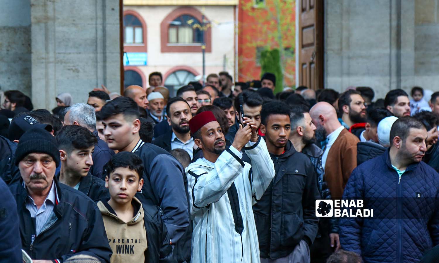 مصلون  يؤدون صلاة عيد الفطر في مسجد الفاتح بمدينة اسطنبول - 21 نيسان 2023 (عنب بلدي- يوسف حمّص)