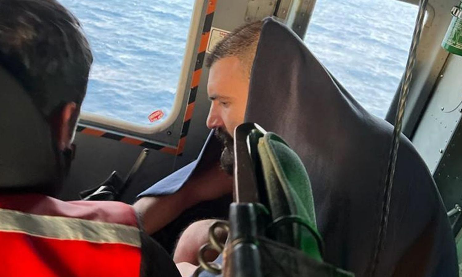 إنقاذ أحد أفراد طاقم السفينة الغارقة في ساحل ولاية أنطاليا- 5 من نيسان 2023 (خفر السواحل التركي)