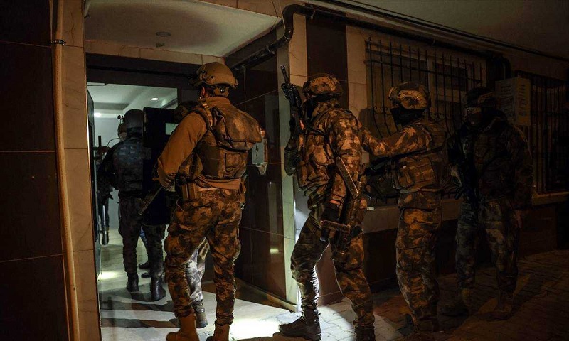 عناصر من وحدة مكافحة الارهاب التابعة للشرطة التركية خلال عملية مداهمة في اسطنبول (وكالة الأناضول)