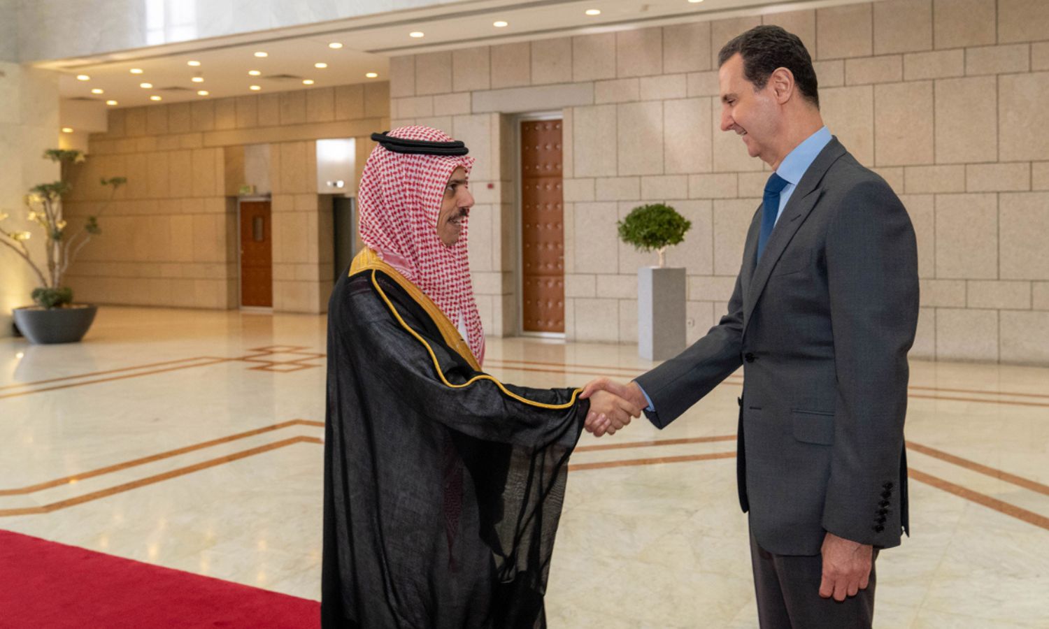 رئيس النظام السوري بشار الأسد مع وزير الخارجية السعودي فيصل بن فرحان 18 من نيسان 2023 (وكالة الأنباء السورية/ سانا)