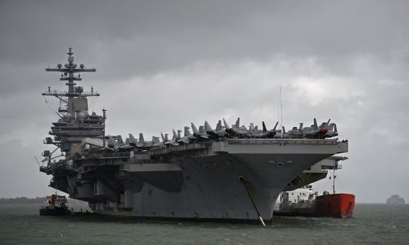 حاملة الطائرات "USS George H.W. Bush" راسية قبالة خليج ستوكس في بريطانيا - تموز 2017 (رويترز)