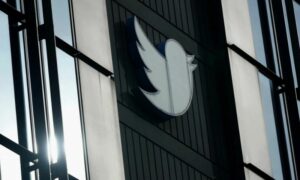 شعار شركة "تويتر" خارج مبنى الشركة في سان فرانسيسكو بالولايات المتحدة الأمريكية- 19 كانون الأول 2022 (AP)
