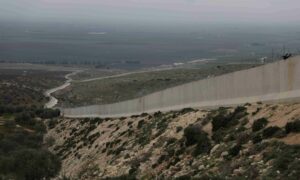جدار اسمنتي فاصل بين سوريا وتركيا بالقرب من مدينة حارم شمال غربي سوريا - 14 آذار 2023 (علي حاج سليمان)