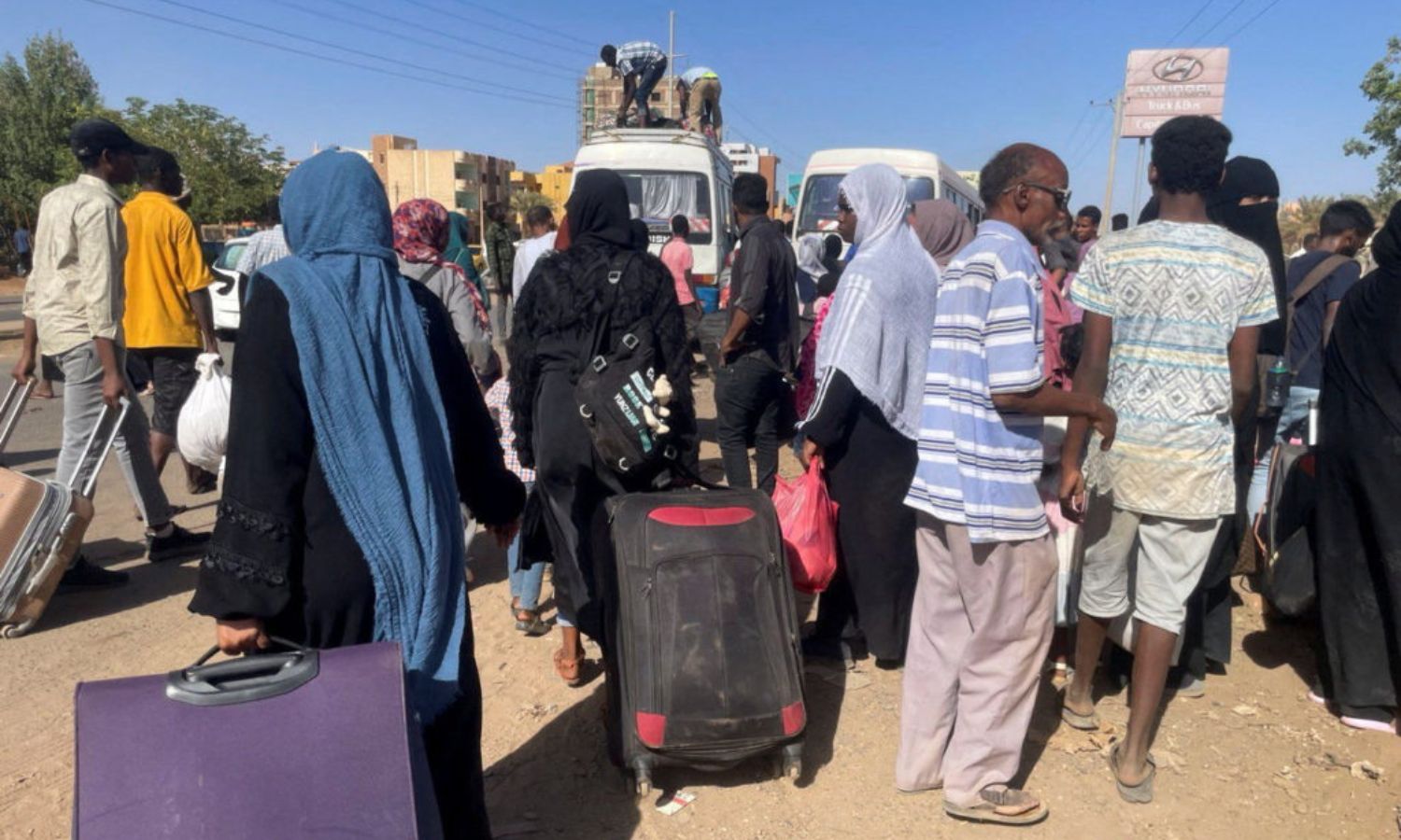 مدنيون سودانيون ينزحون من مناطق الاشتباكات 24 نيسان 2023 (Pbr)