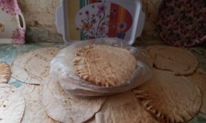عدد من أرغفة الخبز المدعوم في ريف درعا الغربي منطقة طفس-
2 نيسان 2023 (عنب بلدي/ حليم محمد)