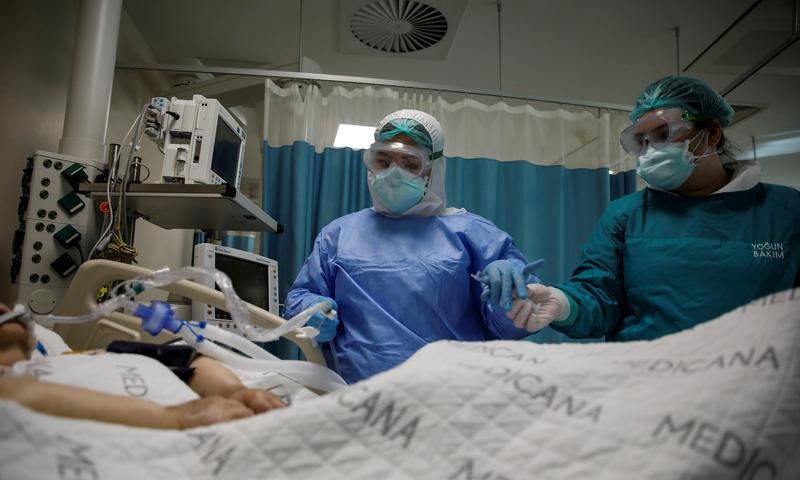 ممرضون يعتنون بمريض في وحدة العناية المركزة في مستشفى ميديكانا في اسطنبول - 14 نيسان 2020 (رويترز)
