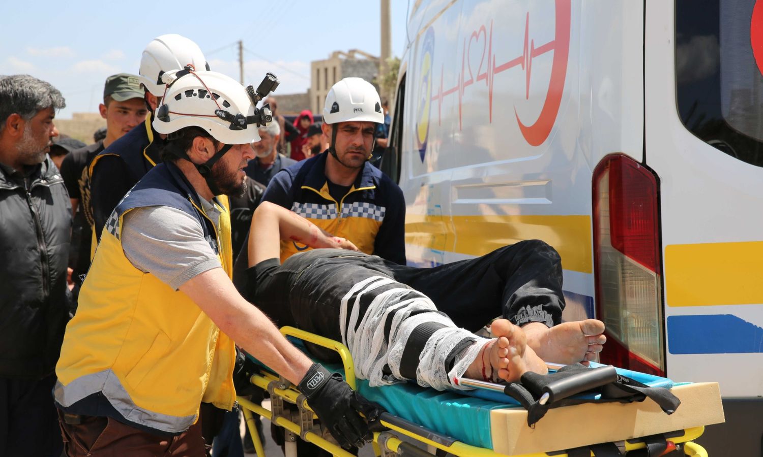متطوعون في "الدفاع المدني السوري" ينقلون مصابًا تعرّض لحادث سير شمال غربي سوريا- 24 من نيسان 2023 (الدفاع المدني السوري/ فيس بوك)