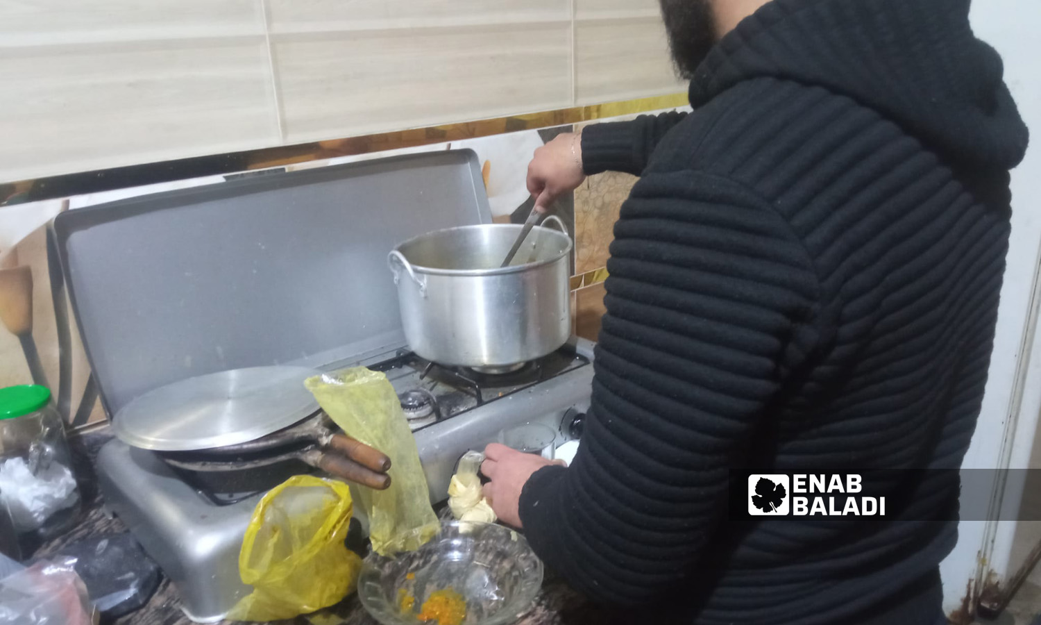 طالب جامعي يعد طعام الإفطار في مدينة أعزاز شمالي حلب- 7 نيسان 2023 (عنب بلدي/ ديان جنباز)