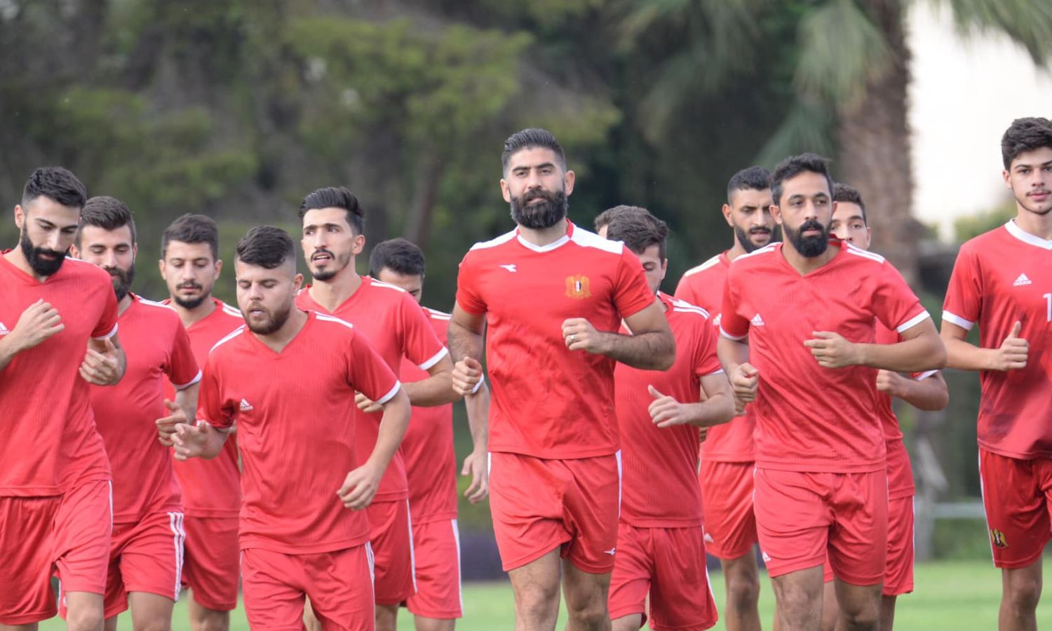 أحمد الصالح يتوسط لاعبي نادي الجيش خلال تدريبات الفريق- 20 من آب 2022 (نادي الجيش/ فيس بوك)