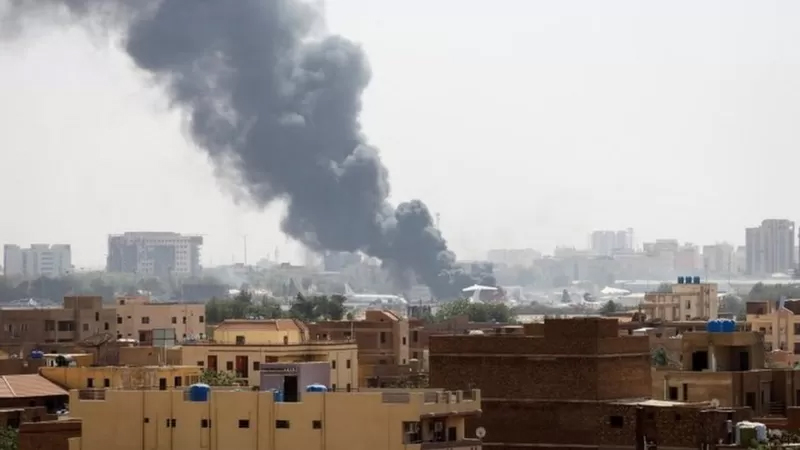 تصاعد الدخان إثر قصف متبادل بين الجيش السوداني وقوات الدعم السريع في العاصمة الخرطوم (رويترز)