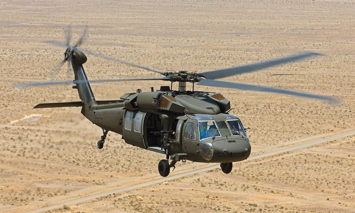 طائرة هليكوبتر أمريكية من نوع "بلاك هوك- UH-60" (lock heed martin)