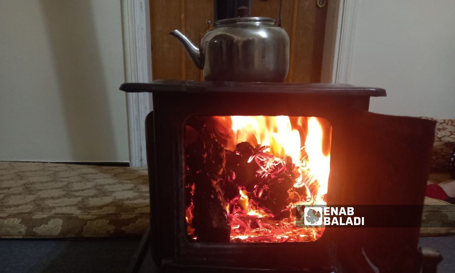 مدفأة حطب داخل منزل في مدينة درعا جنوبي سوريا - 27 من كانون الأول 2022 (عنب بلدي/ حليم محمد)