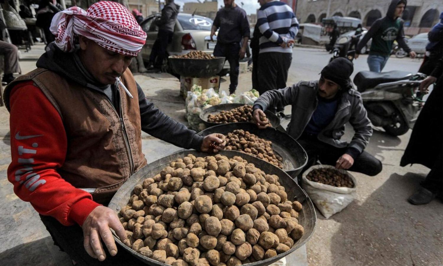 سوريون يعرضون فطر الكمأة التي جمعوها للبيع في مدينة حماة- 6 من نيسان 2023 (AFP)